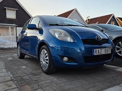Blå metallic Begagnad 2010 Toyota Yaris Halvkombi | 65 000 kr (Lite dyr)