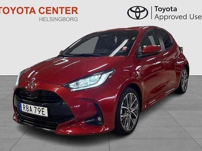 Röd Begagnad 2024 Toyota Yaris Hybrid Style Halvkombi | 274 800 kr (Marknadspris)