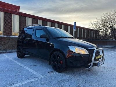 Svart Begagnad 2015 Skoda Roomster Minibuss | 69 900 kr (Lite dyr)