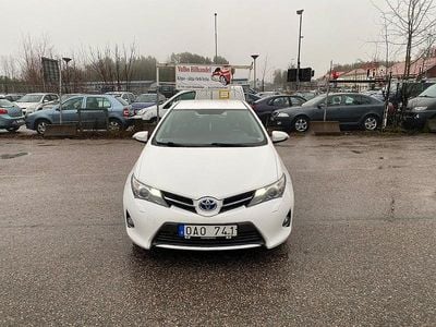 Vit Begagnad 2013 Toyota Auris Hybrid Active Halvkombi | 92 900 kr (Marknadspris)