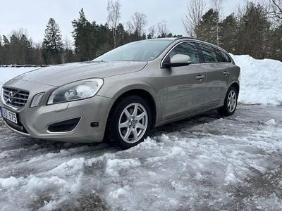 Brun Begagnad 2011 Volvo V60 Momentum Kombi | 69 900 kr (Marknadspris)