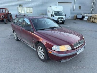 Begagnad Volvo V40 160 HK (117 kW) 1998 Mörkröd Kombi