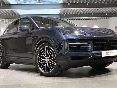 Blå Begagnad 2024 Porsche Cayenne E-Hybrid Coupe Sportkupé | 1 135 000 kr