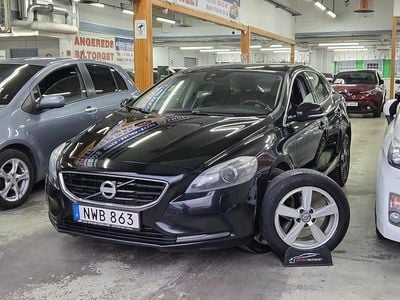 Begagnad Volvo V40 Momentum 150 HK (110 kW) 2012 Svart Halvkombi