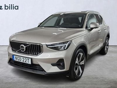 Grå Begagnad 2023 Volvo XC40 Plus SUV | 409 000 kr (Marknadspris)