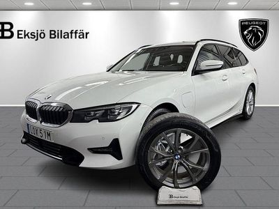 Vit Begagnad 2021 BMW 330 Sport Line Kombi | 209 500 kr (Marknadspris)