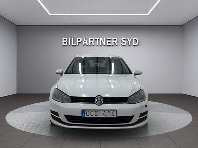 Vit Begagnad 2013 VW Golf VII Halvkombi | 104 900 kr (Marknadspris)