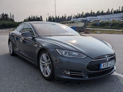 Grå Begagnad 2014 Tesla Model S Halvkombi | 160 000 kr (Lite dyr)
