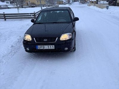 Svart Begagnad 2004 Hyundai Accent Halvkombi | 22 000 kr (Marknadspris)