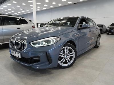 Grå Begagnad 2021 BMW 118 Halvkombi | 239 800 kr (Marknadspris)