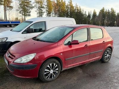 Röd Begagnad 2003 Peugeot 307 Halvkombi | 16 900 kr (Marknadspris)