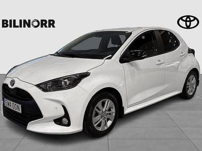 Vit Begagnad 2022 Toyota Yaris Hybrid Active Halvkombi | 219 900 kr (Marknadspris)