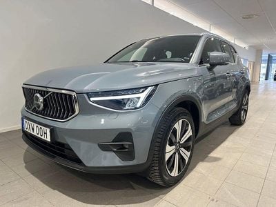 Grå Begagnad 2023 Volvo XC40 Plus SUV | 399 500 kr (Marknadspris)