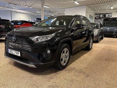 Svart Begagnad 2020 Toyota RAV4 Hybrid Active SUV | 339 900 kr (Marknadspris)
