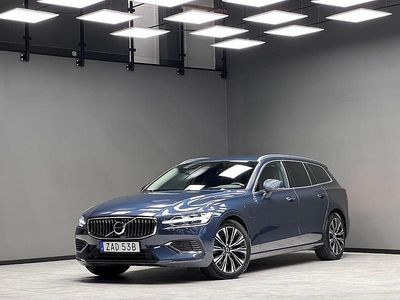 Mörkblå Begagnad 2022 Volvo V60 Kombi | 359 900 kr (Marknadspris)