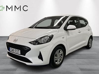 Vit (atlas white) Ny 2025 Hyundai i10 Essential Halvkombi | 169 000 kr (Marknadspris)