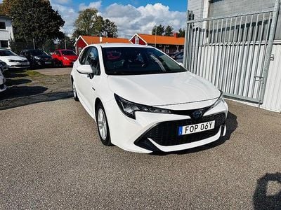 Vit Begagnad 2020 Toyota Corolla Active Halvkombi | 219 900 kr (Marknadspris)