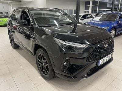 Svart Begagnad 2023 Toyota RAV4 Hybrid Sport SUV | 439 000 kr (Bra pris)