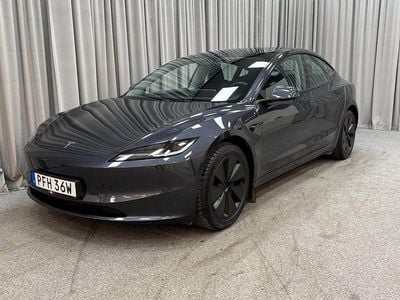 Grå Begagnad 2023 Tesla Model 3 Standard Range Sedan | 379 900 kr (Dyr)