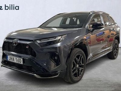 Grå Begagnad 2025 Toyota RAV4 Sport | 599 900 kr (Marknadspris)