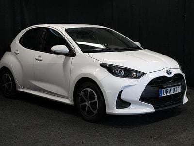 Vit Begagnad 2022 Toyota Yaris Hybrid Active Halvkombi | 179 900 kr (Marknadspris)