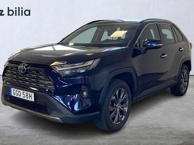 Mörkblå Begagnad 2022 Toyota RAV4 Hybrid SUV | 269 900 kr (Bra pris)