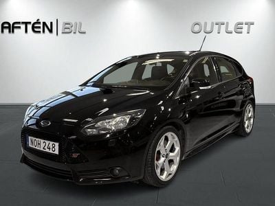 Svart Begagnad 2014 Ford Focus ST Halvkombi | 124 800 kr (Marknadspris)