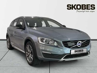 Ljusblå (blå) Begagnad 2017 Volvo V60 CC Summum Kombi | 230 000 kr (Bra pris)