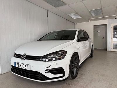 Begagnad VW Golf VII Design 310 HK (228 kW) 2017 Vit Halvkombi
