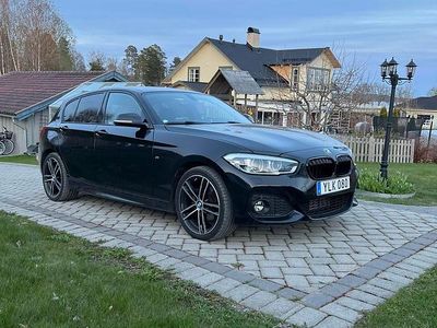 Blacksapphire metallic Begagnad 2018 BMW 120 Halvkombi | 210 000 kr (Marknadspris)