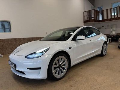 Begagnad Tesla Model 3 Standard Range Plus 241 kW (329 HK) 2021 Vit Sedan