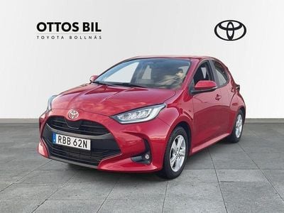 Röd Begagnad 2024 Toyota Yaris Hybrid Active Halvkombi | 259 000 kr (Marknadspris)