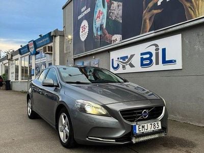 Grå Begagnad 2014 Volvo V40 Kombi | 124 900 kr (Marknadspris)
