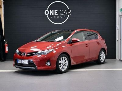 Mörkröd Begagnad 2013 Toyota Auris Executive Halvkombi | 119 800 kr (Lite dyr)