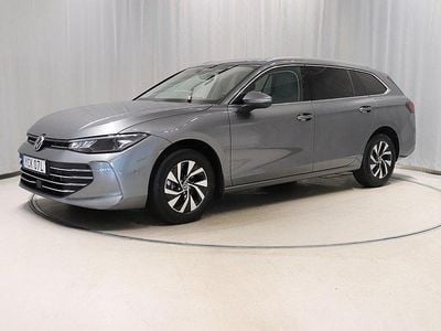 Mörkgrå Begagnad 2024 VW Passat Business Kombi | 369 900 kr (Marknadspris)