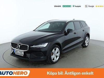 Svart Begagnad 2021 Volvo V60 CC Momentum Kombi | 282 000 kr (Marknadspris)