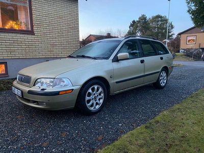 Guldbrun Begagnad 2001 Volvo V40 Kombi | 20 000 kr (Dyr)