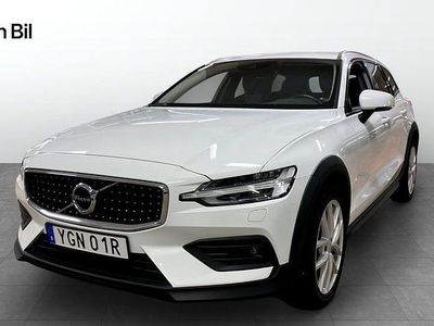 Vit Begagnad 2019 Volvo V60 CC Momentum Kombi | 299 800 kr (Marknadspris)