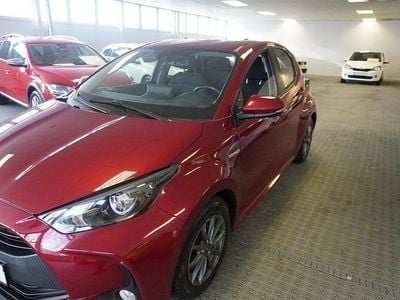Begagnad Toyota Yaris Hybrid Active 116 HK (85 kW) 2021 Rödmet Halvkombi