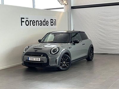 Grå (moonwalk grå metallic) Begagnad 2022 Mini Cooper SE Essential Halvkombi | 199 000 kr (Marknadspris)