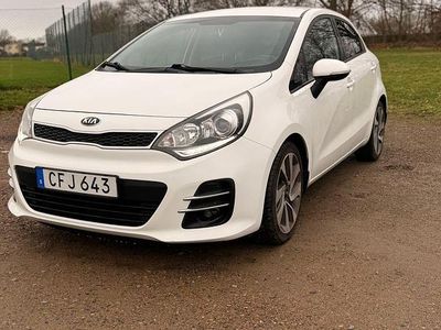 Vit Begagnad 2016 Kia Rio Halvkombi | 72 000 kr (Dyr)