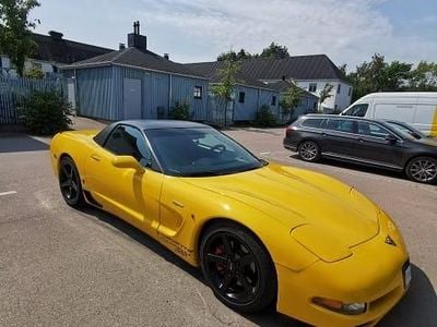 Gul med svart folierat tak. Begagnad 2004 Chevrolet Corvette Z06 Sportkupé | 265 000 kr