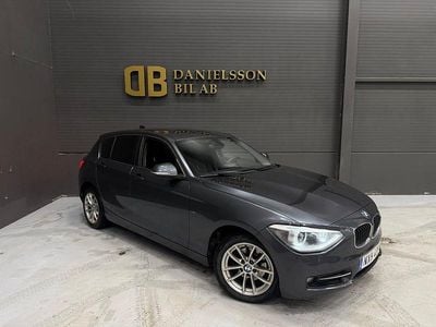 Begagnad BMW 118 Sport Line 143 HK (105 kW) 2014 Grå Halvkombi