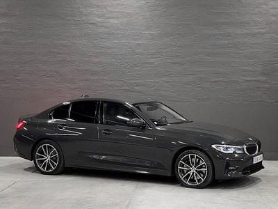 Grå metallic Begagnad 2020 BMW 330 Sport Line Sedan | 269 900 kr (Marknadspris)