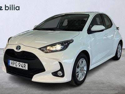 Vit Begagnad 2022 Toyota Yaris Hybrid Active Halvkombi | 209 900 kr (Marknadspris)