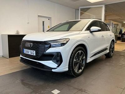 Glaciärvit metallic Begagnad 2025 Audi Q4 e-tron S-Line SUV | 598 900 kr