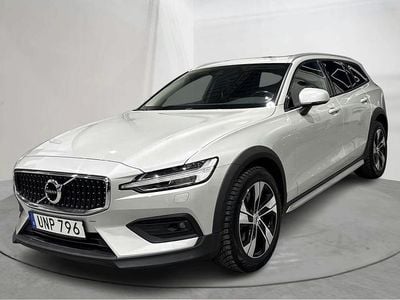 Vit Begagnad 2022 Volvo V60 CC Kombi | 309 000 kr (Marknadspris)
