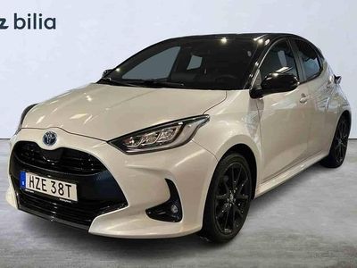 Vit Begagnad 2022 Toyota Yaris Hybrid Halvkombi | 224 900 kr (Marknadspris)