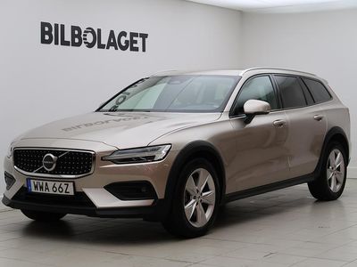 Grå Begagnad 2024 Volvo V60 CC Core Kombi | 399 800 kr (Marknadspris)