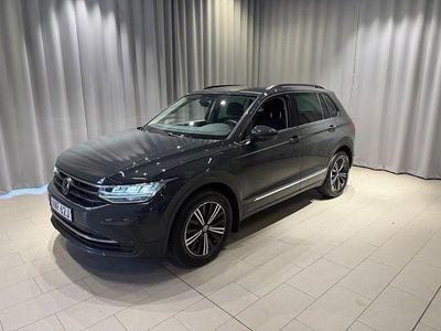 Grå Begagnad 2022 VW Tiguan Life SUV | 249 900 kr (Bra pris)